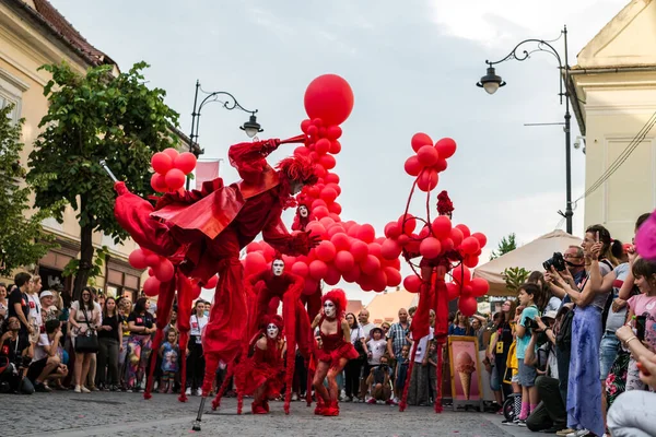 Matmazel Paillette Red World Gösterisi Gerçekleştirmek — Stok fotoğraf