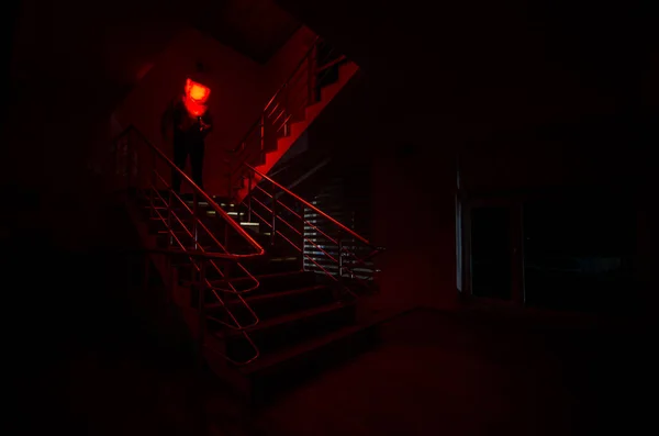 Призрак Доме Привидениями Лестнице Таинственный Силуэт Человека Призрака Светом Лестнице — стоковое фото