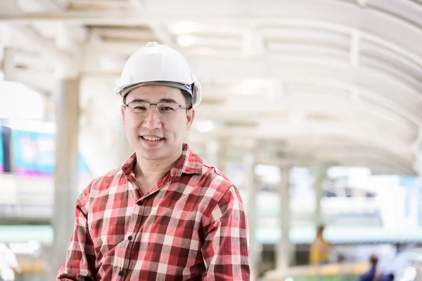 Aziatisch Bedrijf Ingenieur Man Met Rood Scott Shirt Heeft Planning — Stockfoto