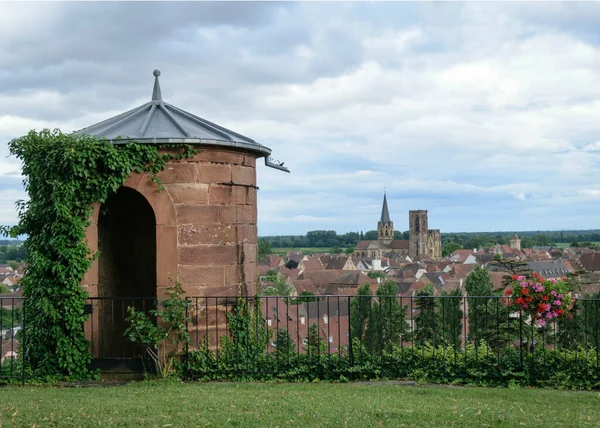 Turn Piatră Ușă Turn Vedere Spre Satul Medieval — Fotografie, imagine de stoc