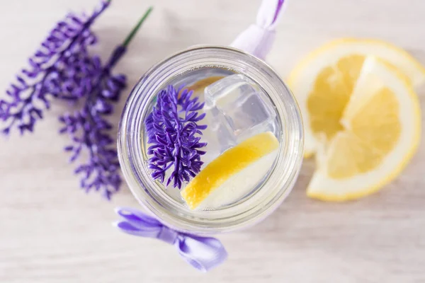 Lavendel Lemonad Drink Vitt Trä Bord — Stockfoto