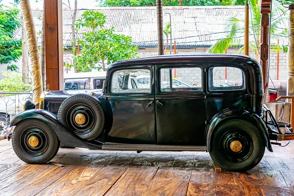 Vintage Mercedes Στο Ναό Gangaramaya — Φωτογραφία Αρχείου