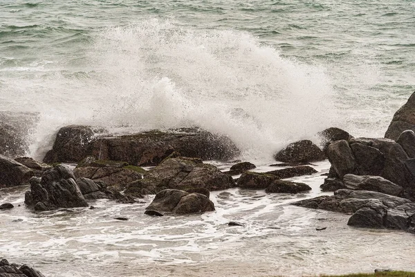 Angry Waves Crash Rocks Coast Summer Storm — Stock Photo, Image