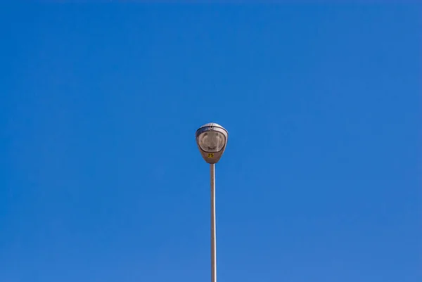 Одинокий Высокий Фонарь Небе — стоковое фото