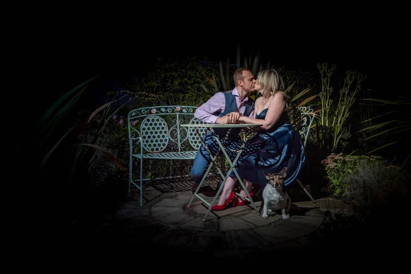 Jeune Couple Amoureux Dans Jardin — Photo