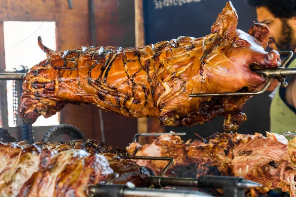 Close Head Whole Pig Grilled Spit Open Fire Logs Wood — Stock Photo, Image