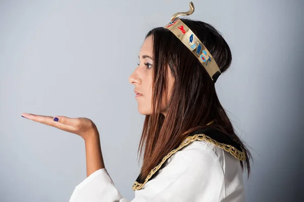 Νεαρή Κοπέλα Που Θέτουν Στην Αιγυπτιακή Είδη Ένδυσης — Φωτογραφία Αρχείου