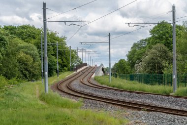 Tren taşraya gidiyor.