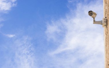 Güvenlik kamerasının yakın plan görüntüsü.