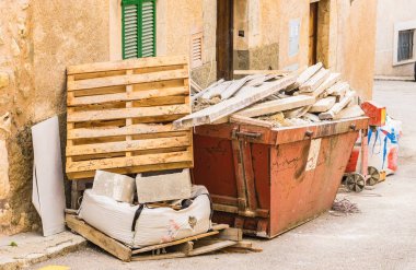 Çöp konteynerli inşaat alanı ve moloz inşaatı