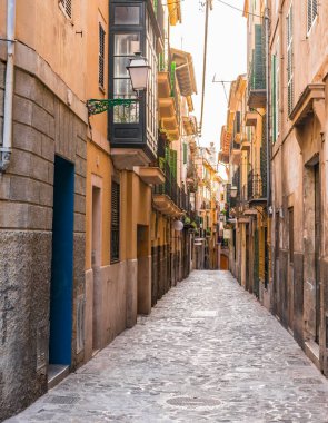 İspanya 'nın eski Palma de Majorca kasabasında dar bir sokak.
