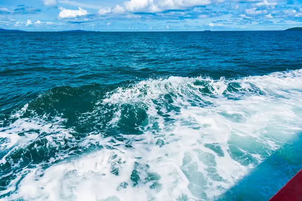 Salpicadura Agua Azul Océano Barco Camino Del Mar Olas Salpicaduras — Foto de Stock