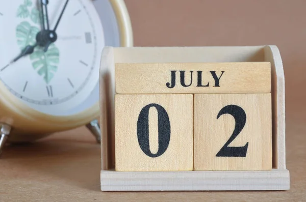 Houten Kalender Met Maand Juli Witte Klok — Stockfoto