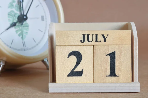 Calendário Madeira Com Mês Julho Relógio Branco — Fotografia de Stock
