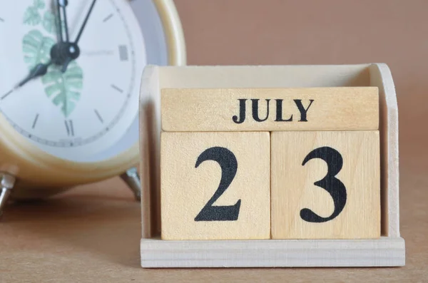 Houten Kalender Met Maand Juli Witte Klok — Stockfoto