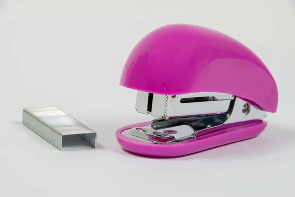 白色背景的小粉红订书机 — 图库照片