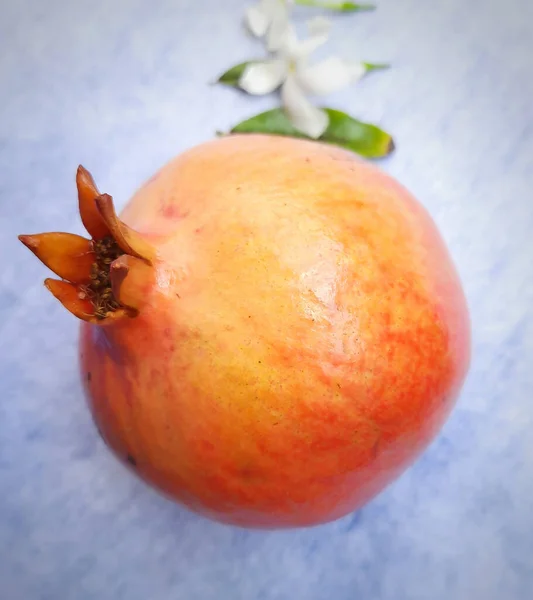 Jeden Granátové Jablko Svým Listem Umístěn Krásně Bílém Papíře Pozadí — Stock fotografie
