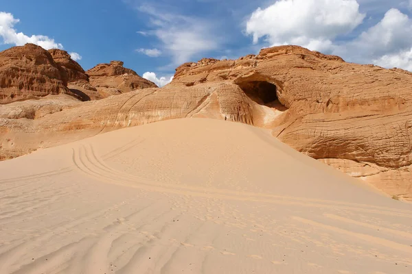 山と砂の砂漠 — ストック写真