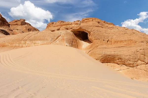 山と砂の砂漠 — ストック写真