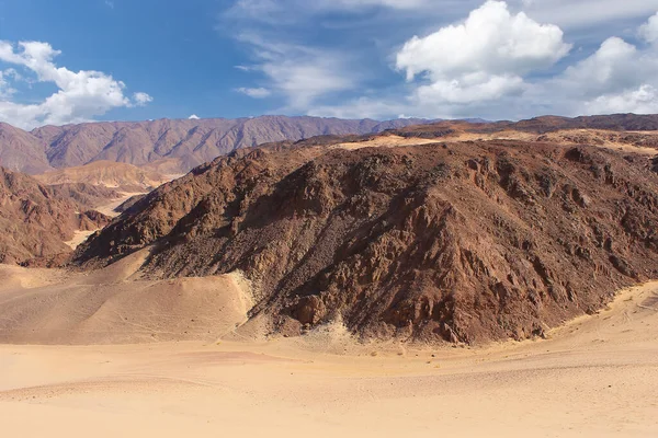 山と砂丘のある砂漠 — ストック写真