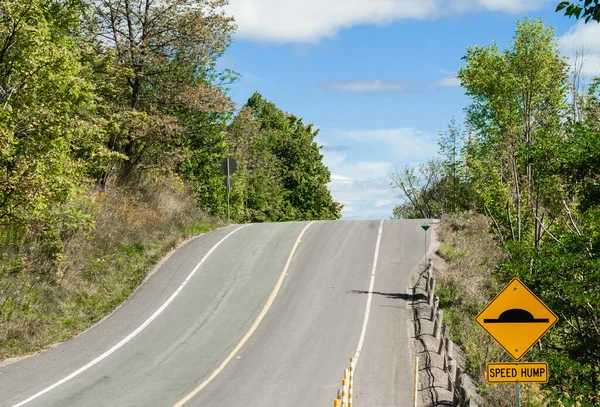 Hill Estrada Com Sinal Colisão Velocidade — Fotografia de Stock