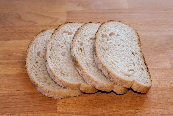 Čtyři Krajíce Chleba Dřevěné Desce — Stock fotografie