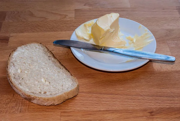 Plaka Üzerinde Tereyağlı Ekmek — Stok fotoğraf