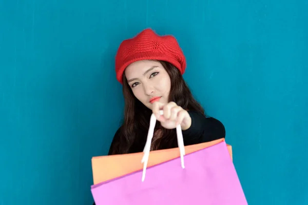 Asiático Retrato Chica Feliz Sonriente Con Compras Colorido Bolsas —  Fotos de Stock