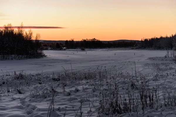 Issjön Och Skogen Har Täckt Med Tung Snö Och Solnedgång — Stockfoto