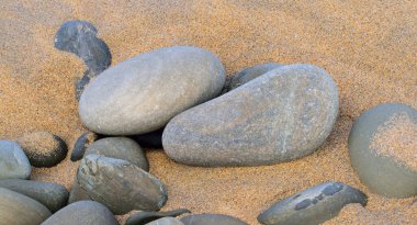 Deniz kıyısında çakıl taşları, gündüz manzarası 