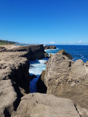 Isabela, Porto Riko 'da okyanus suyu olan kayalık bir sahil.