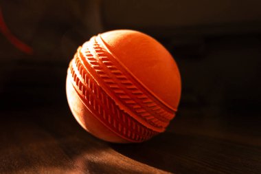 kırmızı renkli lastik top izole edildi