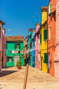 Burano, Venedik 'te küçük renkli evler - İtalya