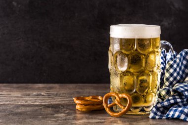 Oktoberfest bira ve ahşap masa üzerinde simit