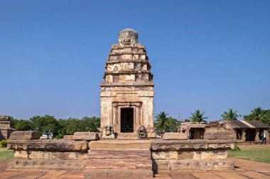 Aihole, Karnataka, Hindistan 'da berrak mavi gökyüzü arka planına sahip antik doğal taş tapınak.