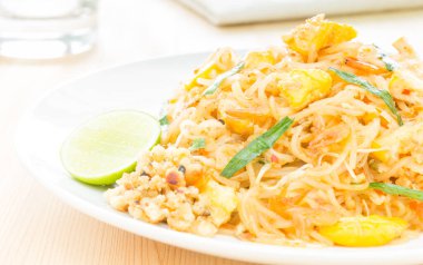 Pad Thai ya da Tayland usulü kızarmış erişte. 