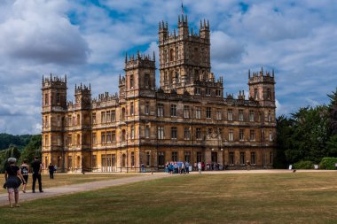 Highclere Kalesi 'ni ziyaret eden turistler, arka planda seyahat yerleri