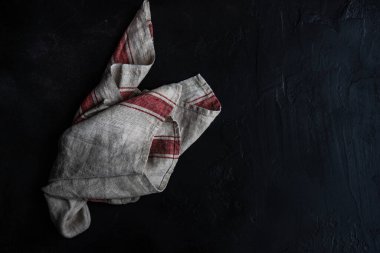 Beton zemin üzerinde vintage havlu