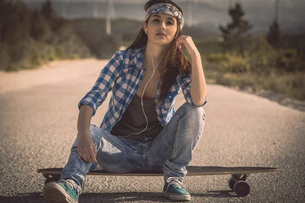 Beautiful Skater Girl Spoing Outdoor — Stock Photo, Image