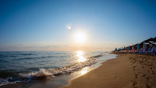 Landschaft Mit Liegestühlen Und Sonnenschirmen Meer — Stockfoto