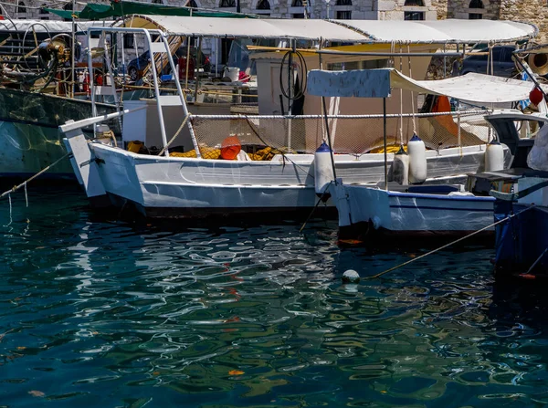 ギリシャの島港に係留されていた漁船 — ストック写真