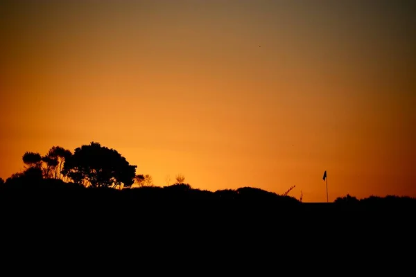 Ett Flaggstång Golfbana Vackra Solnedgångs Färger Och Silhuett Golf Flaggstång — Stockfoto