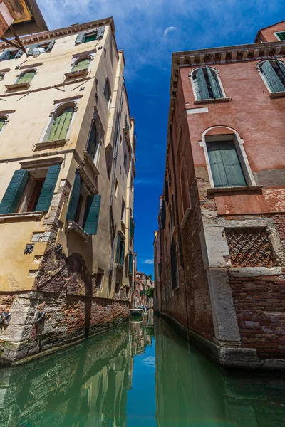 Узкий Канал Между Старыми Кирпичными Домами Венеции Италия — стоковое фото