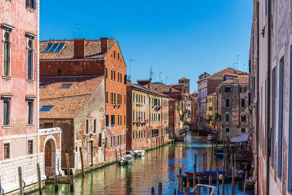 Venetië Burano Eiland Kanaal Kleine Gekleurde Huizen Boten — Stockfoto