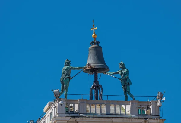 ヴェネツィアのサンマルコ広場のセント マルコの時計塔の頂上にある古い青銅の鐘 — ストック写真