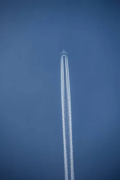青い夏の空にコンクールのある飛行機 — ストック写真