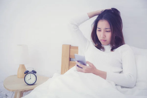 Kvinna Asiatiska Modell Som Håller Mobiltelefon Med Vakna Sovrummet — Stockfoto