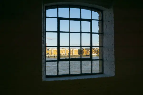 Okno Velkého Starého Domu Cihlovou Zdí — Stock fotografie