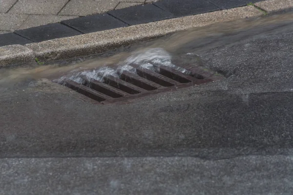 Gulli Auf Straße Hintergrund Überflutet — Stockfoto
