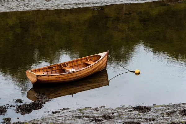 Solitario Rowboat Sullo Sfondo — Foto Stock